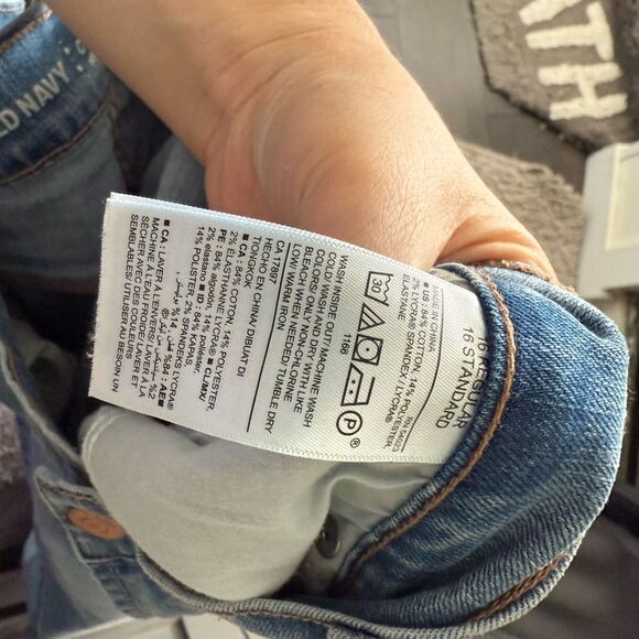 Old Navy Women’s 16 Curvy Profile Jeans - Picture 5 of 5